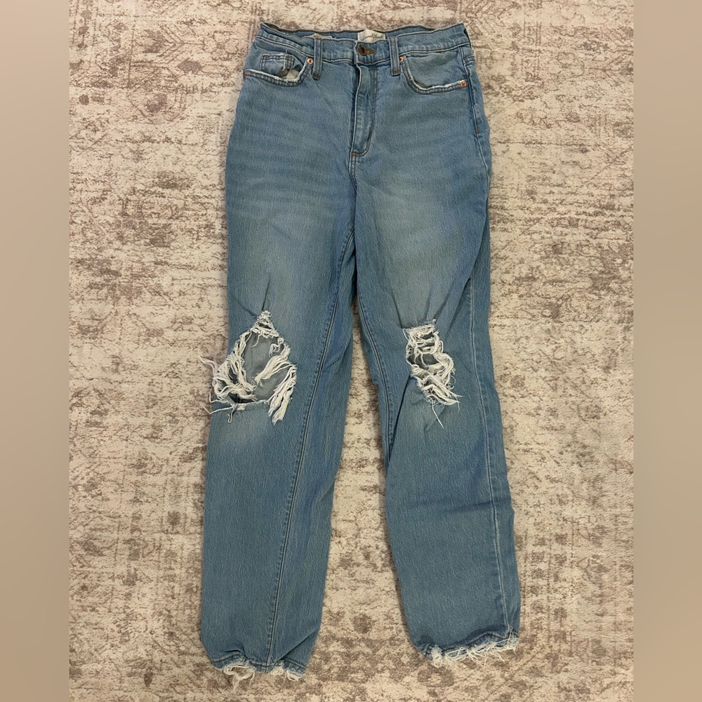 Universal Thread Light Blue Distressed Straight Leg Jeans size 6